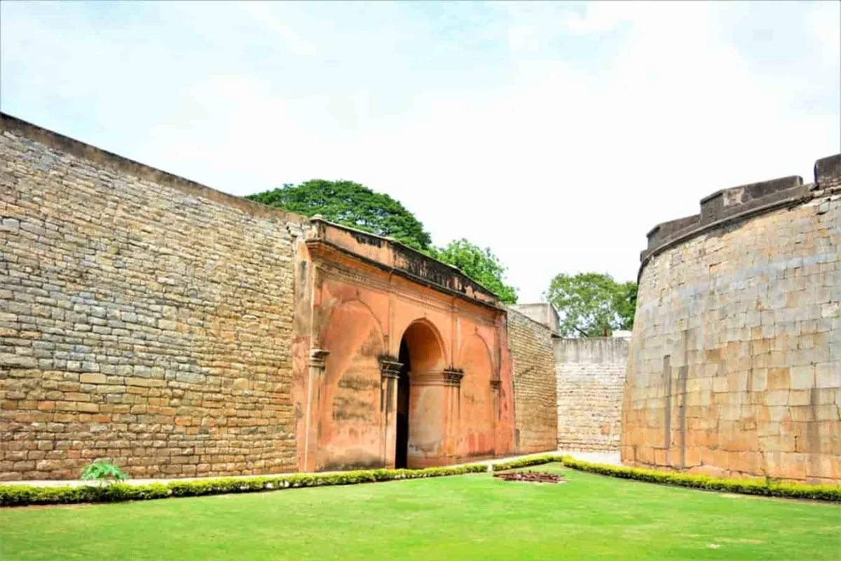 Bangalore Fort, Bangalore – History, Timings, Entry Fee, Location